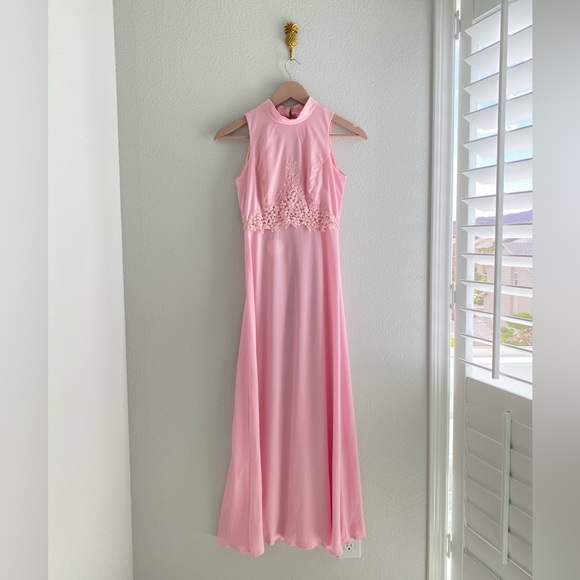 Dresses & Skirts - Vintage pink dress with appliqué
